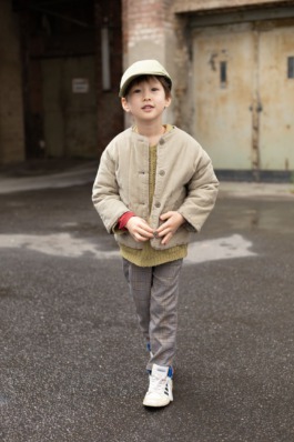 „Zwei Kinder in winterlichen Outfits vor urbaner Kulisse – Kids Fashion Editorial Outdoor“ 