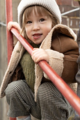 „Zwei Kinder in winterlichen Outfits vor urbaner Kulisse – Kids Fashion Editorial Outdoor“ 