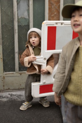 „Zwei Kinder in winterlichen Outfits vor urbaner Kulisse – Kids Fashion Editorial Outdoor“ 
