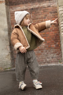 „Zwei Kinder in winterlichen Outfits vor urbaner Kulisse – Kids Fashion Editorial Outdoor“ 
