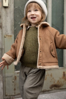 „Junge mit Cap und gesteppter Jacke vor blauer Wand – Urban Kids Fashion Photography“ 