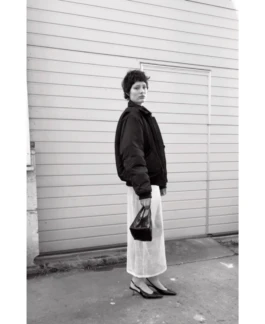 Modefotografin Miriam Dang porträtiert Model Audrey – minimalistisches Fashionportrait mit sanftem Licht in Berlin. 