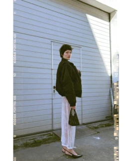 Fashion Editorial mit Model Audrey, minimalistisches Styling, weiches Tageslicht, helle Stoffe. 