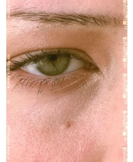 Portraitaufnahme von Model Audrey mit neutralem Gesichtsausdruck, sanftes Seitenlicht, klare Komposition. 