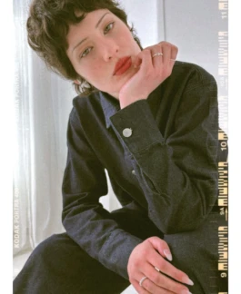 Modefotografin Miriam Dang porträtiert Model Audrey – minimalistisches Fashionportrait mit sanftem Licht in Berlin. 