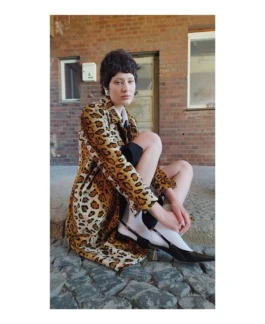 Editorial Fashion Portrait von Model Audrey – cleanes Licht, geometrische Silhouette, moderne Ästhetik. 