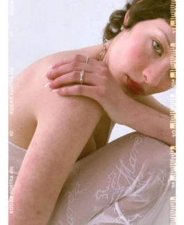 Modefotografie mit Model Audrey, schwarz-weiß inszeniert, im minimalistischen Studio. 