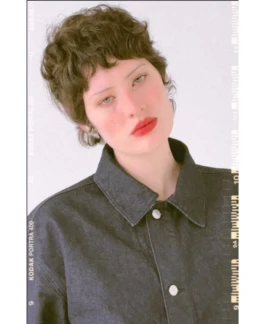 Close-Up-Fotografie von Model Audrey, dezentes Makeup, Fokus auf Augen und Licht. 