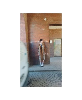 Editorial Fashion Portrait mit klaren Linien und architektonischem Licht. 