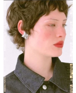 Portraitaufnahme von Model Audrey mit neutralem Gesichtsausdruck, sanftes Seitenlicht, klare Komposition. 