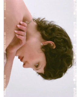 Portraitaufnahme von Model Audrey mit neutralem Gesichtsausdruck, sanftes Seitenlicht, klare Komposition. 