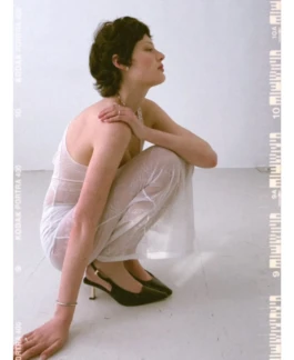 Modeportrait mit Model Audrey in fließendem Stoff, fotografiert im Studio Berlin von Miriam Dang. 